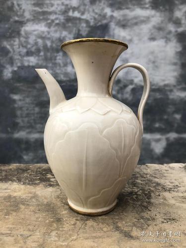 宋定窑刻花包边执壶