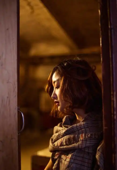 黑暗私房内的玫瑰花香肩美女寂寞写真