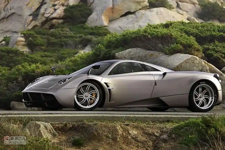 意大利超跑制造商帕加尼(pagani)近日正式发布了全新huayra超级跑车.
