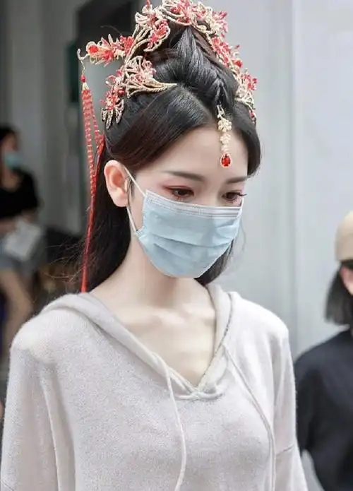 陈瑶皓衣行路透古装造型太适合她了戴口罩都遮不住她的美
