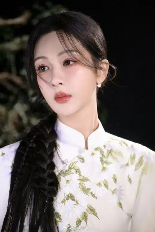 杨紫疑似拍戏受伤