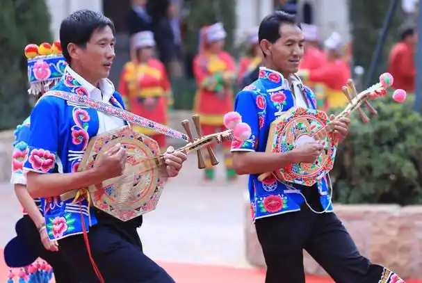 彝族小伙不会弹月琴,就找不到心爱的姑娘-56文化网