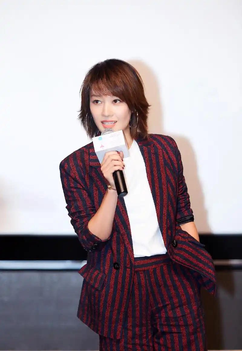 43岁马伊琍剪掉十年长发真漂亮,了解几点短发冷知识,年轻又时尚