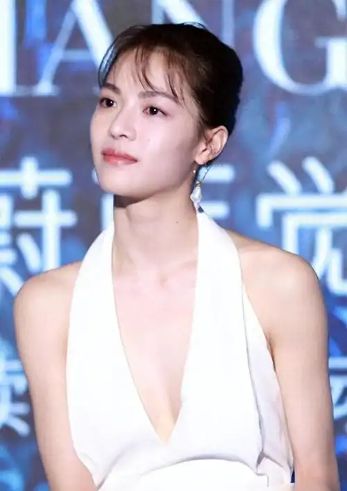 名字叫钟楚曦,说起她可真是个有故事的人物.