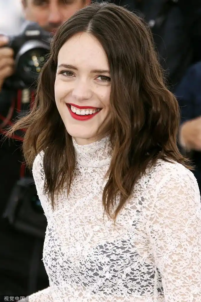 组图:马汀亮相戛纳 笑容明媚展法式美女风情_高清图集_新浪网