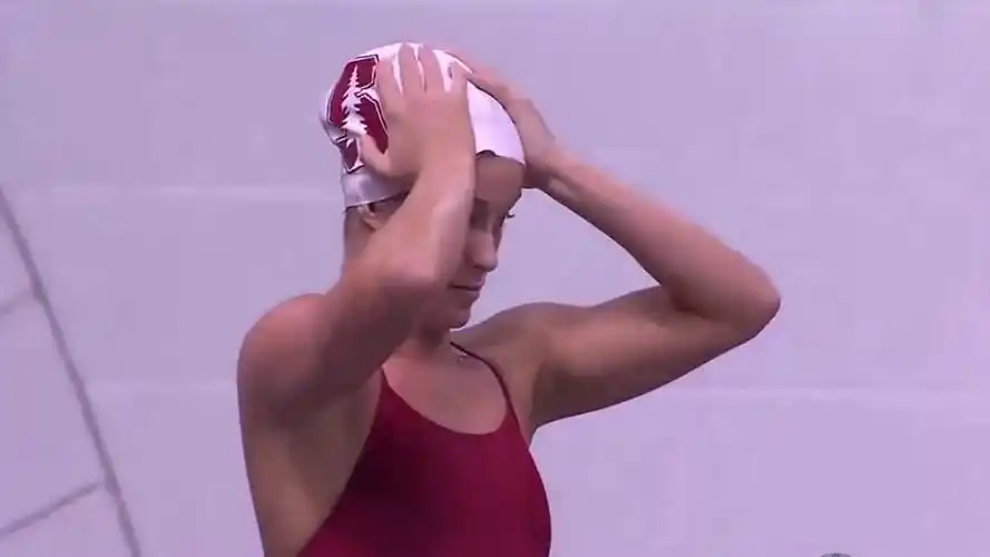 女子运动员跳水,落水时好尴尬,隔着屏幕忍不住笑了