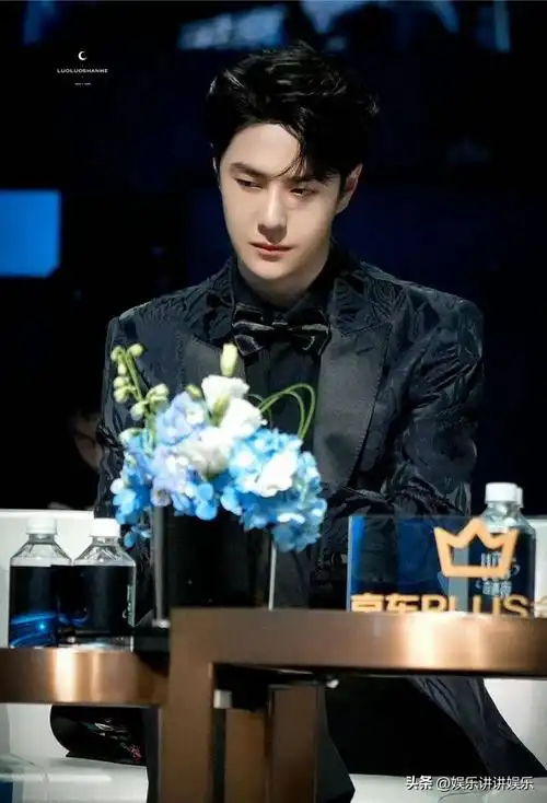 王一博低胸装太吸睛,下一部作品已被于冬盖章,女友粉事业粉横跳|黑子