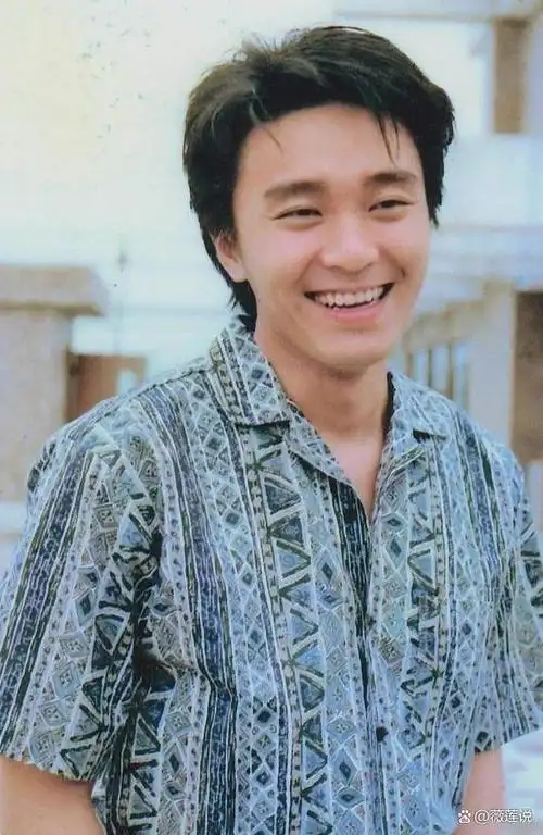 当问及周星驰何时结婚时,他苦笑道:"你觉得我还有机会吗?