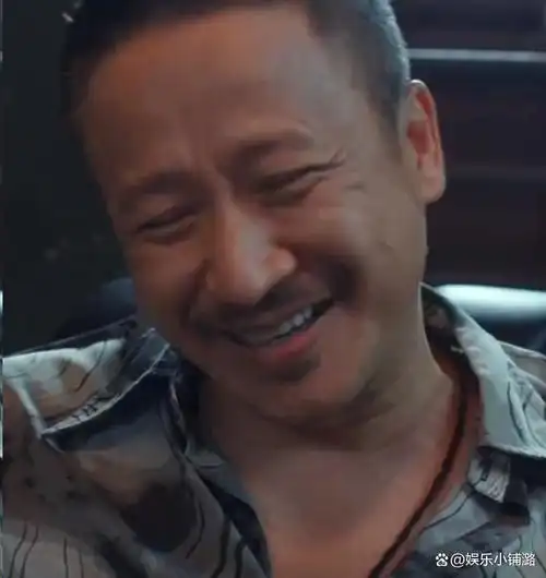 尽管如此,他却毫不在意,轻松地点燃一支香烟,击败对手后,心情舒畅无比