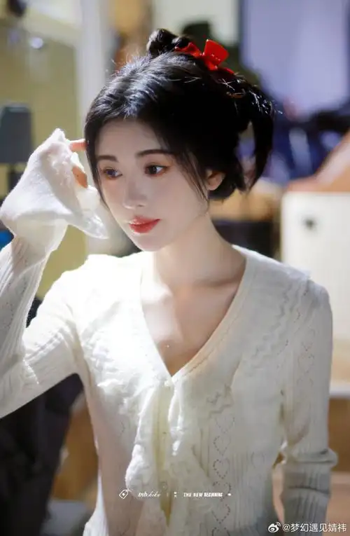 鞠婧祎《千香》路透,轻松hold住荧光色服饰,眼妆却依旧一成不变