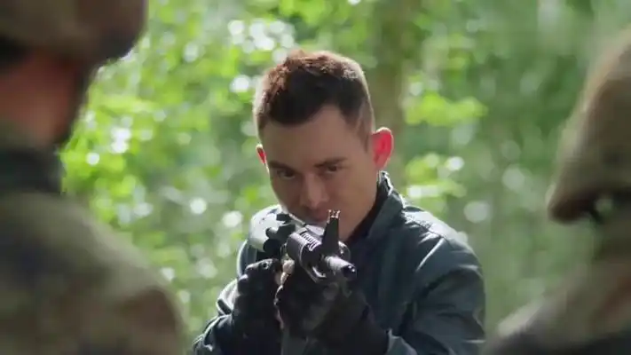 雪域雄鹰:独臂老大打掉荣宁的枪,荣宁也不孬,拔刀相向