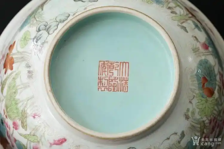 清代,"大清乾隆年制"款粉彩荷塘清趣碗