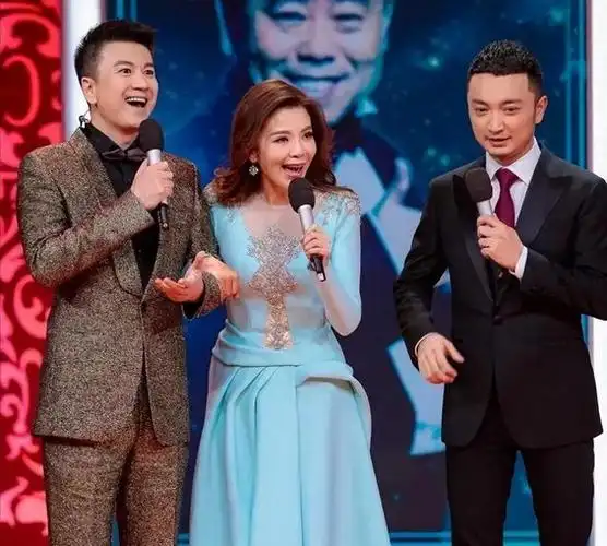 50岁女名嘴朱迅疑将光荣退休,月领一万多退休金?老公升任校长!