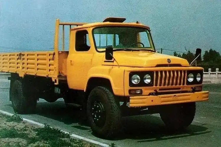 同样在1986年,东风eq140改型为eq140-1,最明显的变化就是前挡风玻璃由