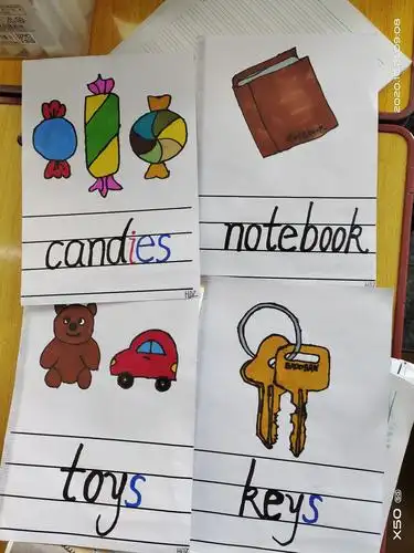 用心的王老师采用精美的单词卡片和不同形式的游戏让孩子们轻松快乐