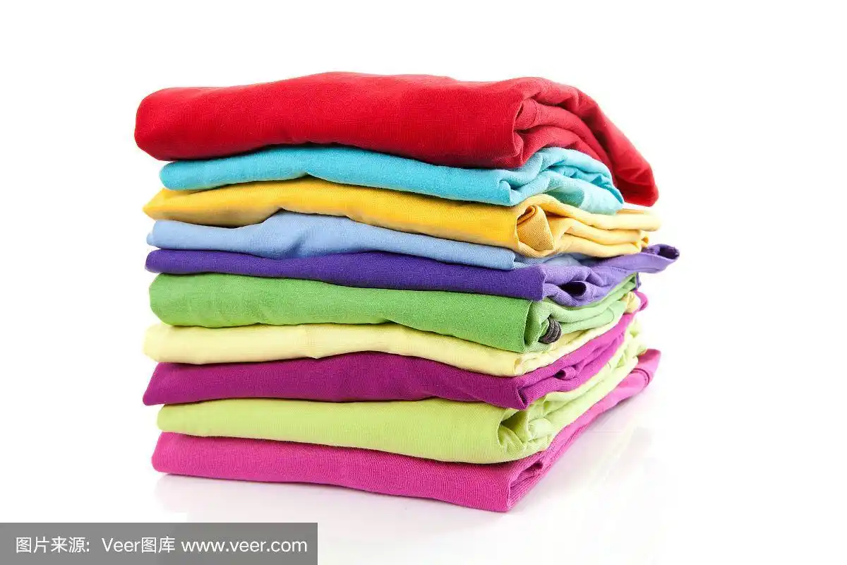 整齐的折叠彩色t恤在白色的背景