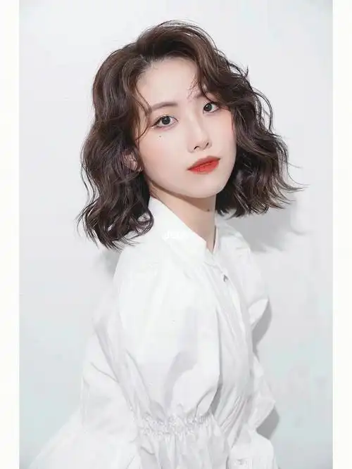 齐肩发烫发 短发的小姐姐推荐呦