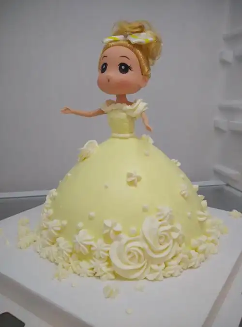 一组芭比娃娃蛋糕