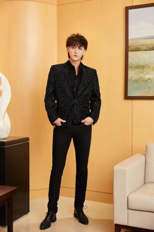 原创"时尚达人"黄子韬,身穿黑色镶钻西装配褐色发型,尽显高贵酷帅