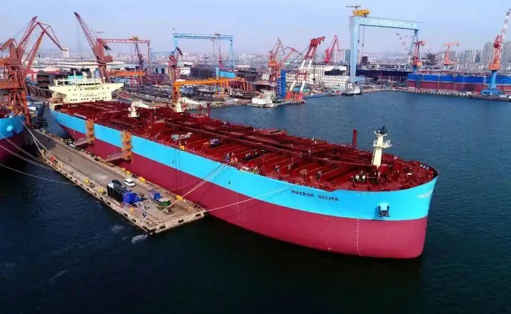 大船集团马士基115万吨油轮交付
