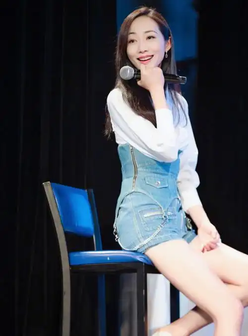 明星韩雪穿超短裤秀纤细美腿想不到她的身材会这么的好