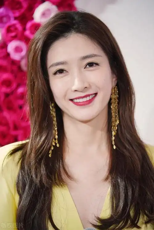 江疏影淡黄色连衣裙现身活动现场,甜美又明媚,简直是目光收割机