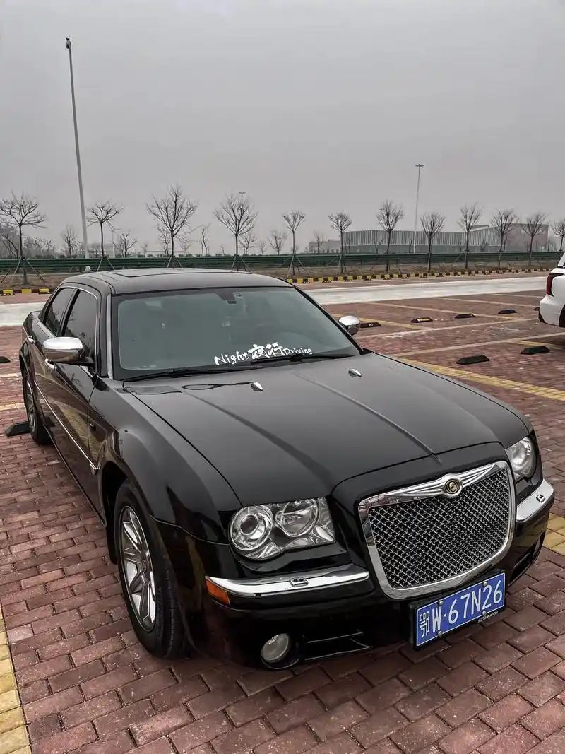 北京奔驰 戴克 戴姆勒 克莱斯勒300c.这种老车 要玩就得 - 抖音