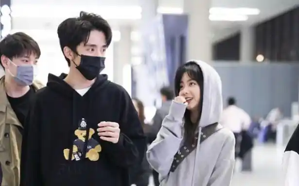 谭松韵张新成默契弹唱安静童年