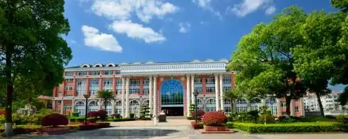 重庆市合川中学是重庆市首批重点中学,明朝嘉靖年间(1531年),为纪念