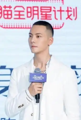 陈伟霆白色西服套装,a字版平头尽显帅气