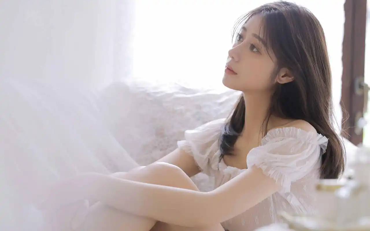 恬静性感美女图片桌面壁纸