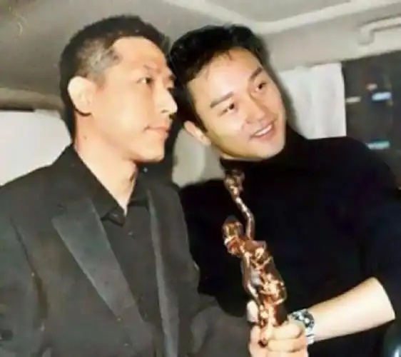 见到张国荣与唐鹤德如此暖心的互动,方知爱情足以令人超越一切