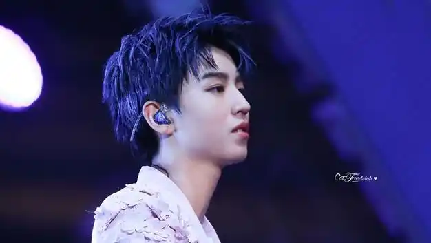 狗仔探秘王俊凯恋情转折睡粉风波曝光女方公开秀甜蜜被偷拍