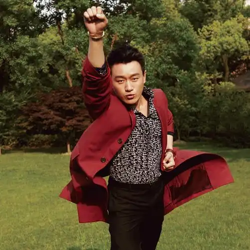 佟大为,一头清爽的短发,精简又干练.