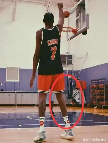 手掌缠满绷带的库里,与断了跟腱的杜兰特,一样让人心疼