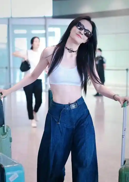 徐璐北京机场亮相,"内衣"背心火辣又清凉,一身名牌高达100万_风格