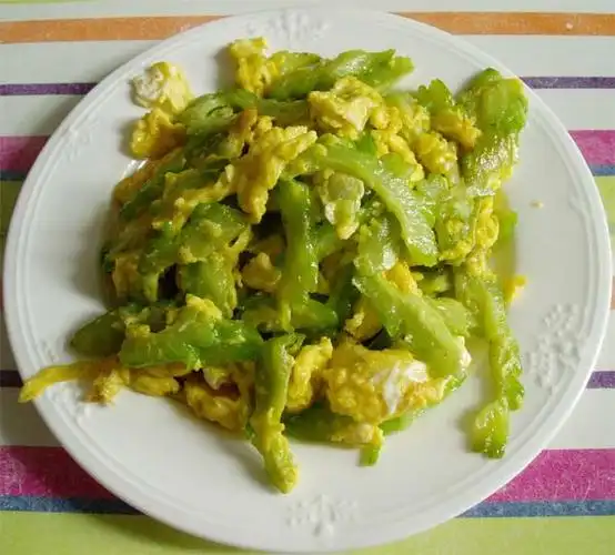 p>苦瓜炒鸡蛋是一道很普通的家常菜,虽然味道清苦,但是营养价值高,是