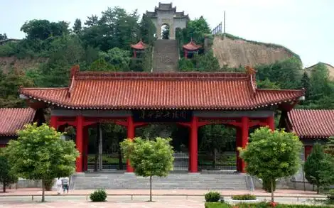 宁县革命烈士陵园座落在县城古文化遗址区庙嘴坪南麓,始建于1952年