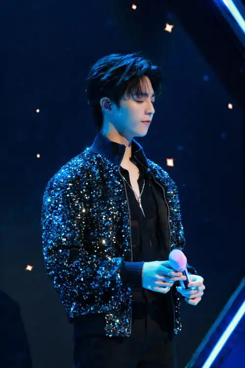 陈立农比兔子手势祝大家前兔无忧