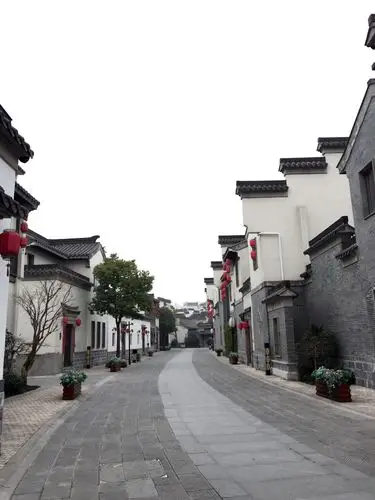 久违了的白墙青瓦的建筑仿佛看见了童年的住宅,回到了童年的时光.