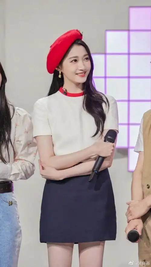 25岁关晓彤穿闪光吊带裙妆容精致大秀好身材