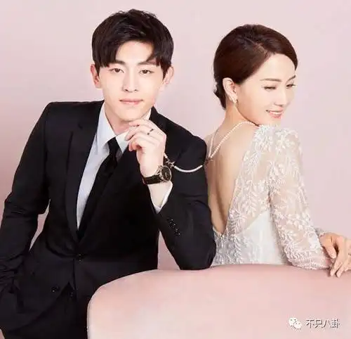 金晨被拍到和小鲜肉逛街,还在微博挂邓伦粉丝,所以她和邓伦已经闹掰