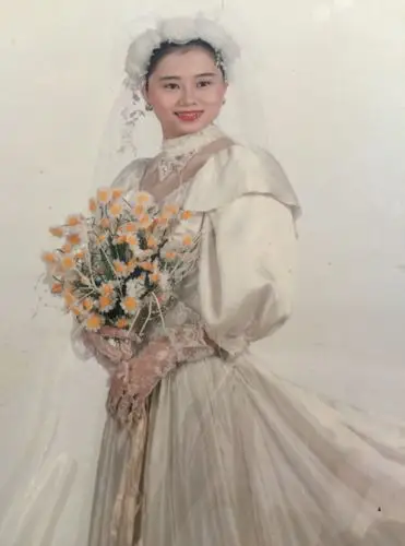 八十年代的婚纱照,看上去很好笑的吧