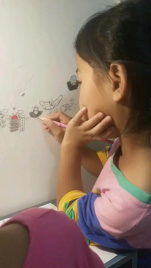家有萌娃#在家画画,在家墙上画画的孩子