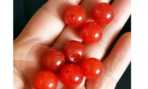 南红玛瑙和红玛瑙区别在于颜色不同,质地不同,价值不同,纹路不同,含义