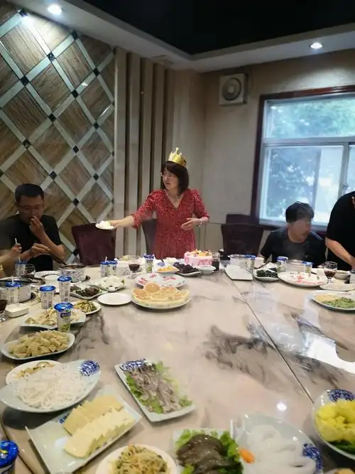 媛媛2020年闺四月十八和家人,同学"鑫硕"生日聚餐