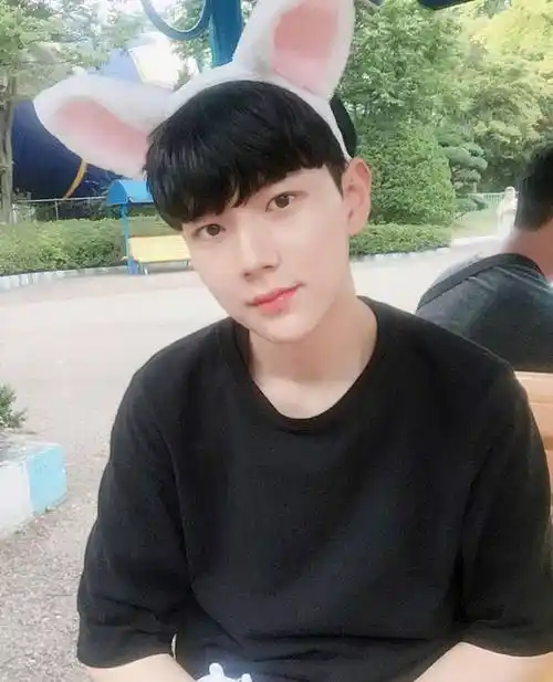 阳光温热岁月静好男生头像