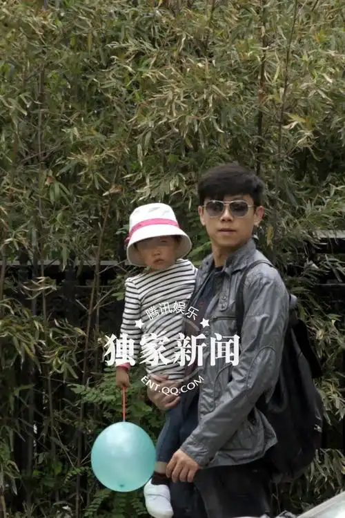 高清组图夏雨袁泉夫妇携全家人外出就餐女儿首次曝光