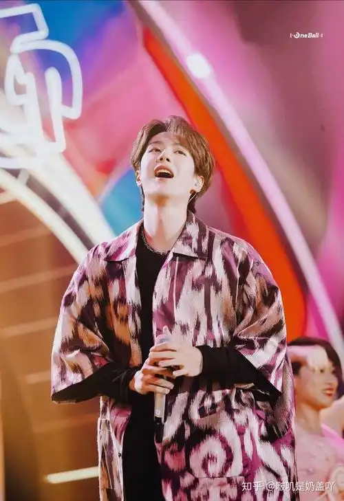 可不可以分享几张王一博笑起来很甜的图片