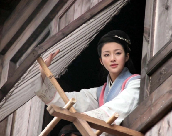 她靠演潘金莲走红,和1米高"男友"分手后,再恋2米的巨汉!